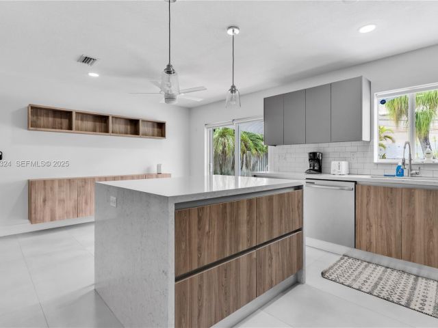 Home for rent at 617 NW 30th Ct 0 - photo 6892496