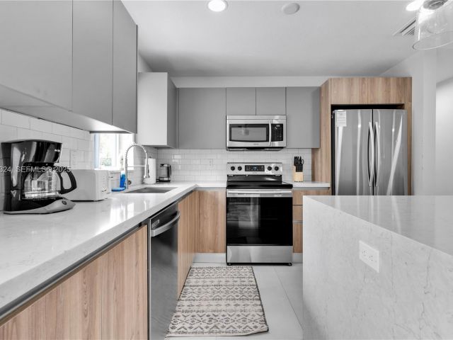 Home for rent at 617 NW 30th Ct 0 - photo 6892497