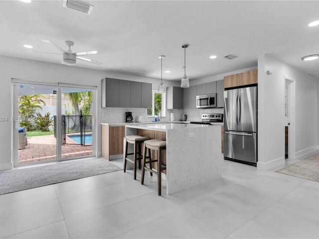 Home for rent at 617 NW 30th Ct 0 - photo 6892499