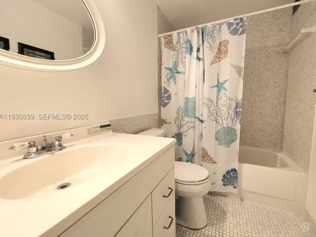 2-bedroom condo for sale in Hollywood - 3505 S Ocean Dr 508 - MondialRealty