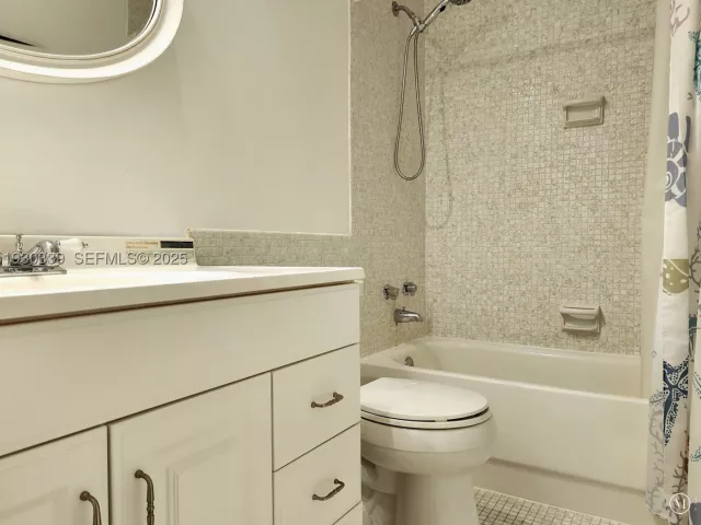 2-bedroom condo for sale in Hollywood - 3505 S Ocean Dr 508 - MondialRealty