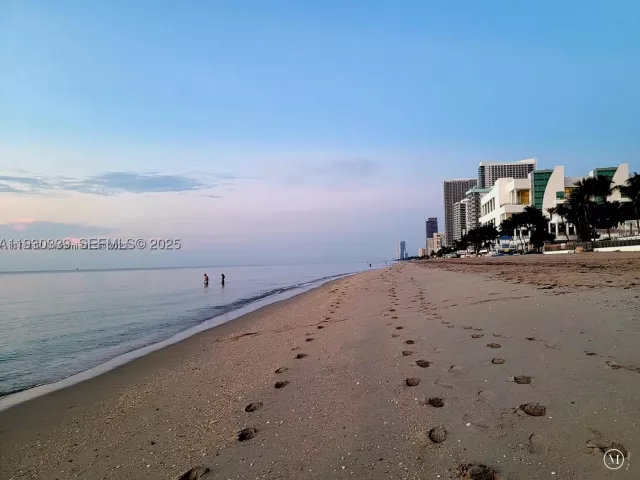 2-bedroom condo for sale in Hollywood - 3505 S Ocean Dr 508 - MondialRealty