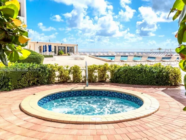 2-bedroom condo for sale in Hollywood - 3505 S Ocean Dr 508 - MondialRealty