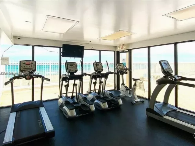 2-bedroom condo for sale in Hollywood - 3505 S Ocean Dr 508 - MondialRealty