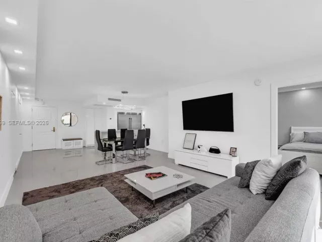 3-bedroom condo for sale in Bal Harbour - 9801 Collins Ave 5U - MondialRealty