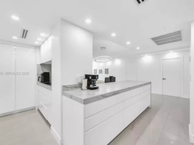 3-bedroom condo for sale in Bal Harbour - 9801 Collins Ave 5U - MondialRealty