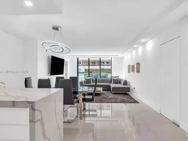 3-bedroom condo for sale in Bal Harbour - 9801 Collins Ave 5U - MondialRealty