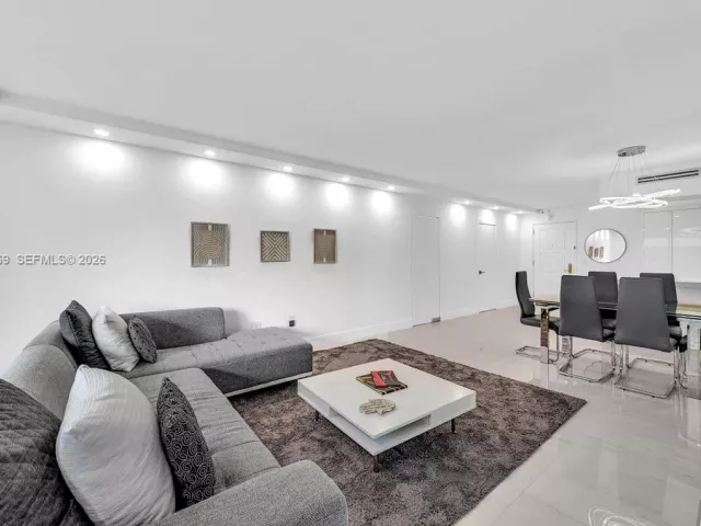 3-bedroom condo for sale in Bal Harbour - 9801 Collins Ave 5U - MondialRealty