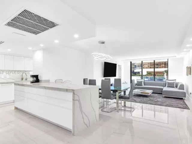 3-bedroom condo for sale in Bal Harbour - 9801 Collins Ave 5U - MondialRealty