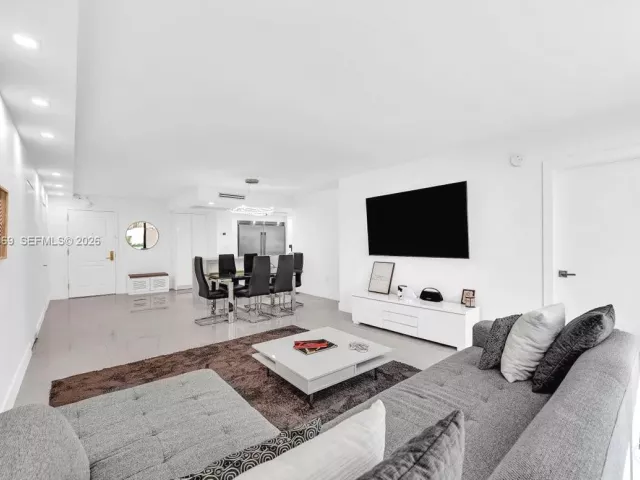 3-bedroom condo for sale in Bal Harbour - 9801 Collins Ave 5U - MondialRealty