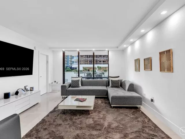 3-bedroom condo for sale in Bal Harbour - 9801 Collins Ave 5U - MondialRealty