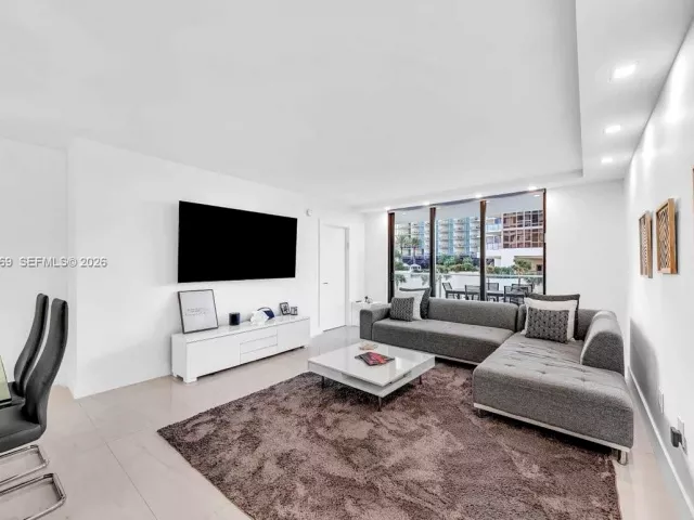 3-bedroom condo for sale in Bal Harbour - 9801 Collins Ave 5U - MondialRealty