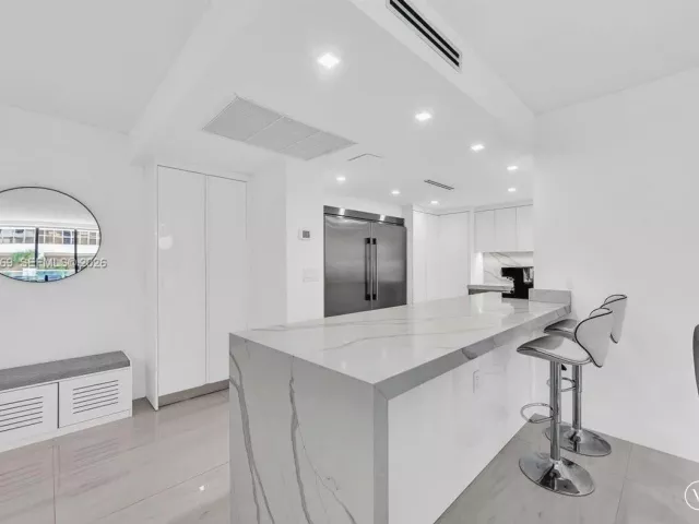 3-bedroom condo for sale in Bal Harbour - 9801 Collins Ave 5U - MondialRealty