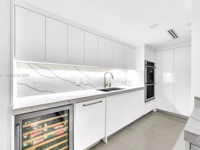 3-bedroom condo for sale in Bal Harbour - 9801 Collins Ave 5U - MondialRealty