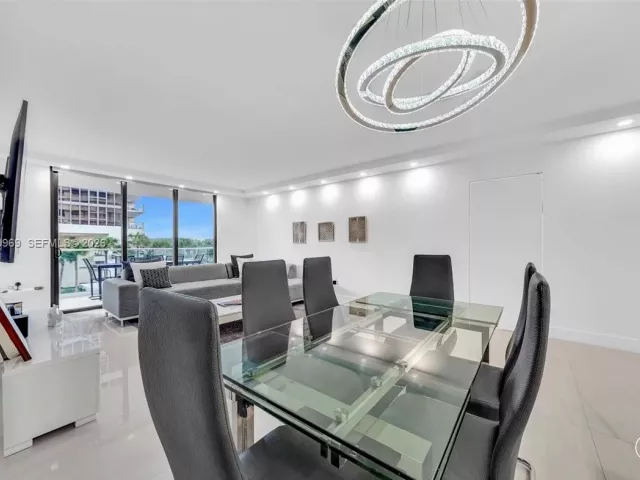 3-bedroom condo for sale in Bal Harbour - 9801 Collins Ave 5U - MondialRealty