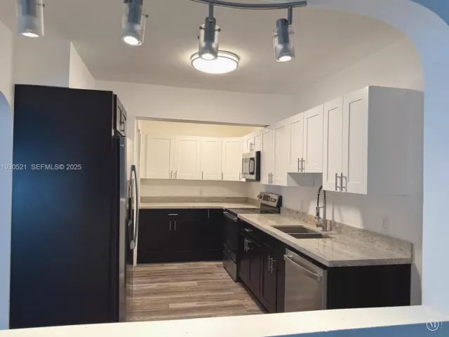 3-bedroom home for rent in Biscayne Park - 985 NE 115th St - MondialRealty