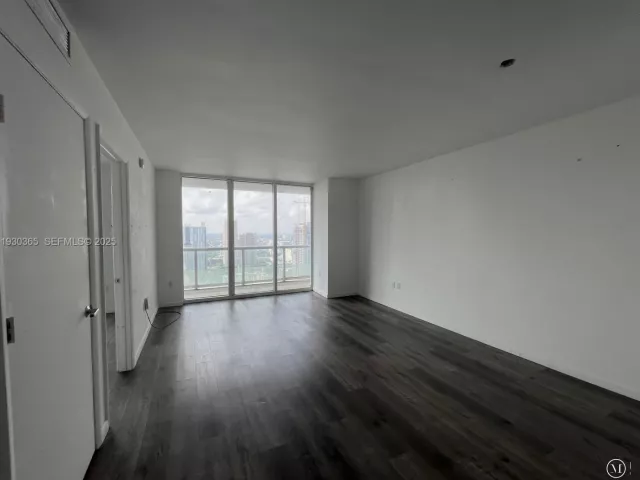 1-bedroom condo for sale in Miami - 50 Biscayne Blvd 4105 - MondialRealty