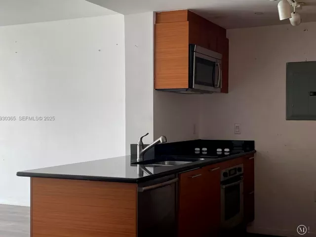 1-bedroom condo for sale in Miami - 50 Biscayne Blvd 4105 - MondialRealty