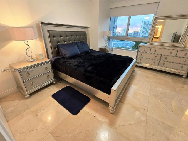1-bedroom condo for rent in Miami - 90 SW 3rd St 1110 - MondialRealty