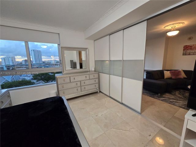 1-bedroom condo for rent in Miami - 90 SW 3rd St 1110 - MondialRealty