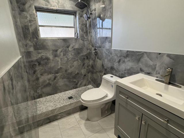 Home for rent at 490 W 31st Street - photo 6936455