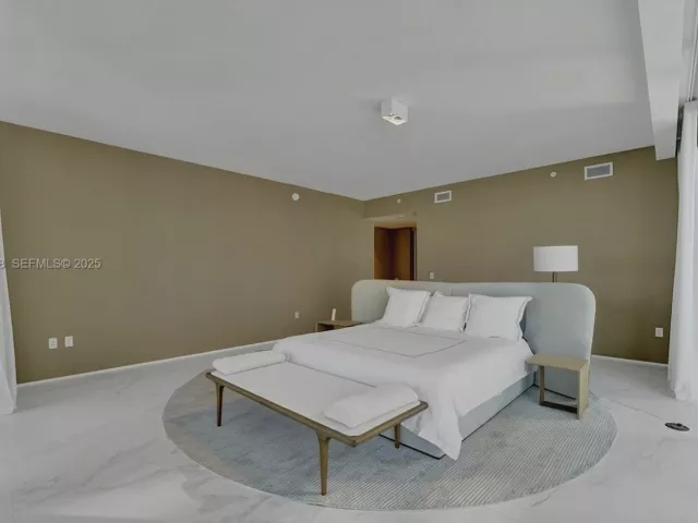 4-bedroom condo for sale in Miami - 1000 Biscayne Blvd 3902 - MondialRealty