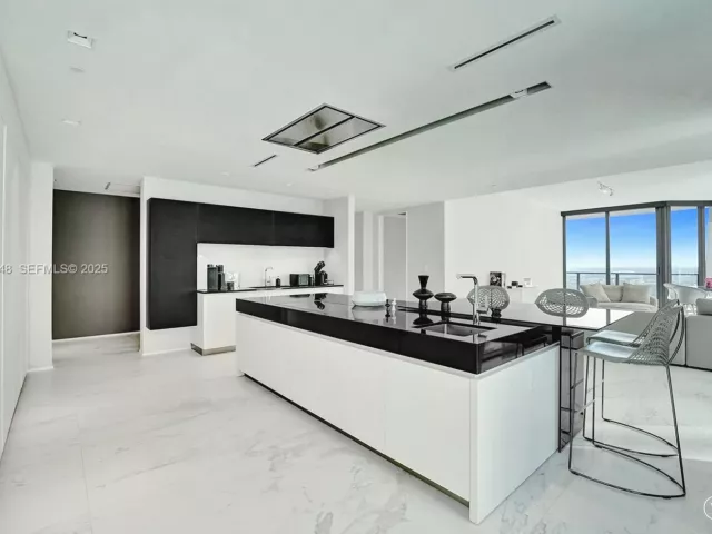 4-bedroom condo for sale in Miami - 1000 Biscayne Blvd 3902 - MondialRealty