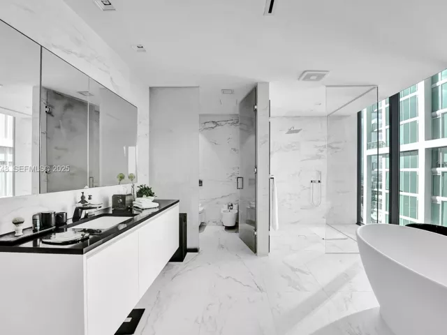 4-bedroom condo for sale in Miami - 1000 Biscayne Blvd 3902 - MondialRealty