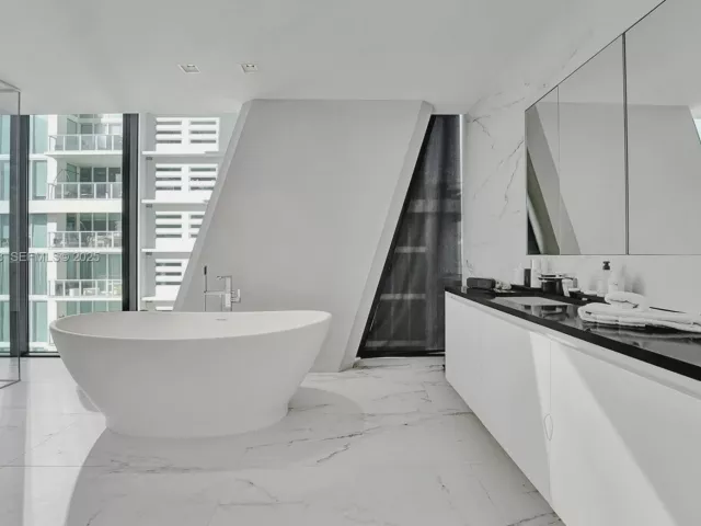 4-bedroom condo for sale in Miami - 1000 Biscayne Blvd 3902 - MondialRealty