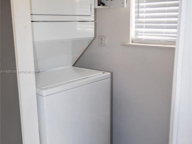 2-bedroom home for sale in Hollywood - 2444 Roosevelt St - MondialRealty