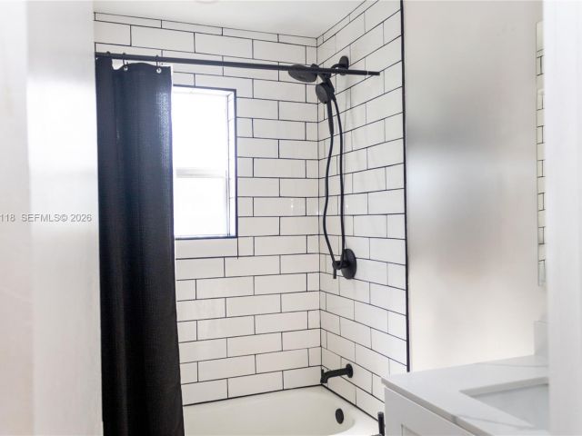 2-bedroom home for sale in Hollywood - 2444 Roosevelt St - MondialRealty