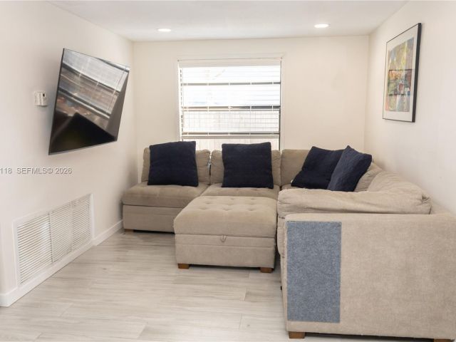 2-bedroom home for sale in Hollywood - 2444 Roosevelt St - MondialRealty