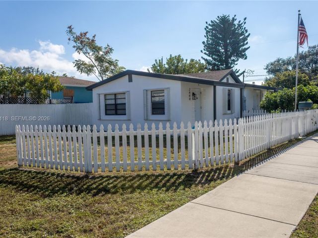 2-bedroom home for sale in Hollywood - 2444 Roosevelt St - MondialRealty