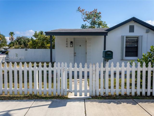 2-bedroom home for sale in Hollywood - 2444 Roosevelt St - MondialRealty