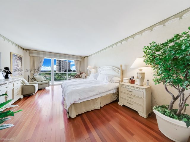 3-bedroom condo for sale in Aventura - 2600 Island Blvd 703 - MondialRealty