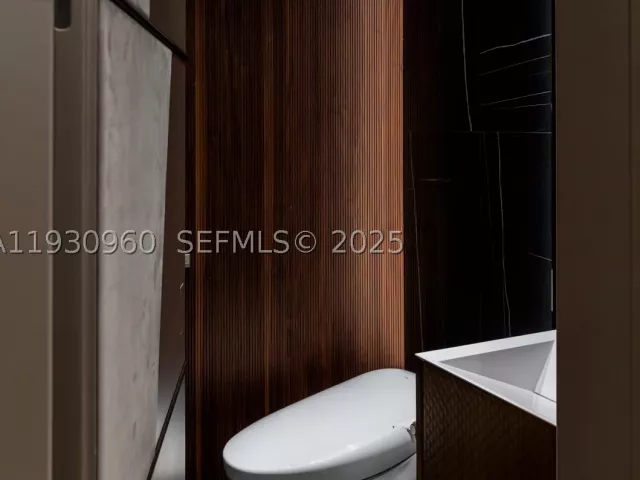 3-bedroom condo for sale in Bal Harbour - 10101 Collins Ave 4A - MondialRealty