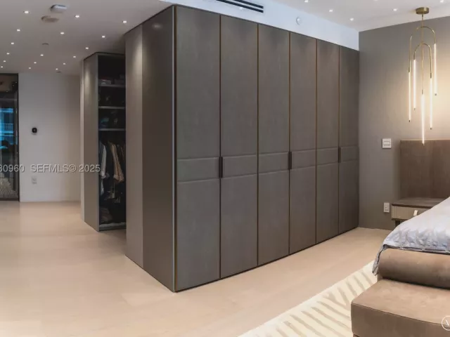 3-bedroom condo for sale in Bal Harbour - 10101 Collins Ave 4A - MondialRealty