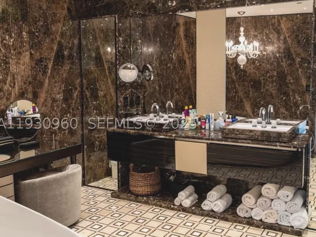 3-bedroom condo for sale in Bal Harbour - 10101 Collins Ave 4A - MondialRealty