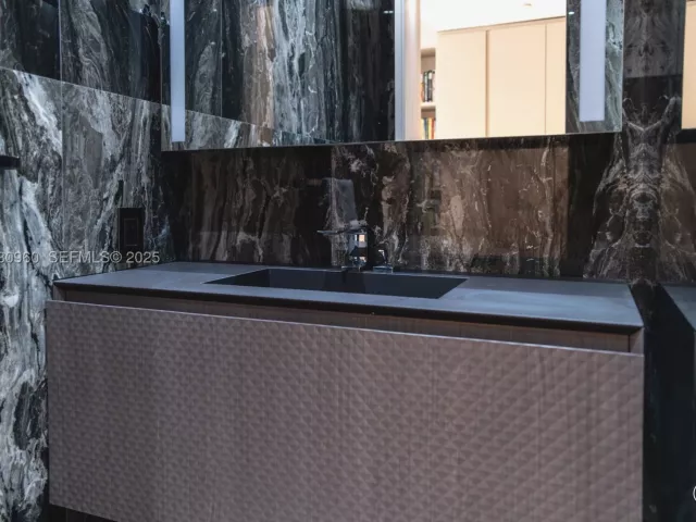 3-bedroom condo for sale in Bal Harbour - 10101 Collins Ave 4A - MondialRealty