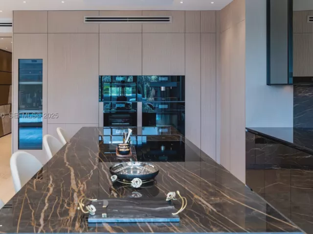 3-bedroom condo for sale in Bal Harbour - 10101 Collins Ave 4A - MondialRealty