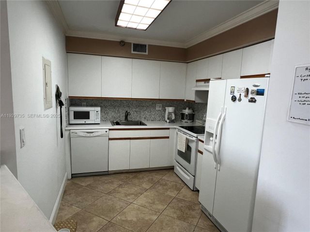 2-bedroom condo for sale in Aventura - 3400 NE 192nd St 2102 - MondialRealty