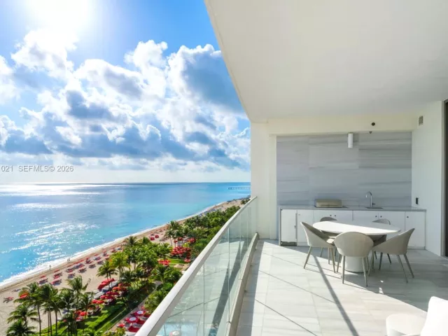 4-bedroom condo for sale in Sunny Isles Beach - 17901 Collins Ave 1002 - MondialRealty