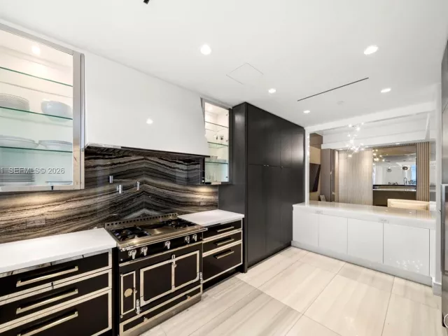 4-bedroom condo for sale in Sunny Isles Beach - 17901 Collins Ave 1002 - MondialRealty