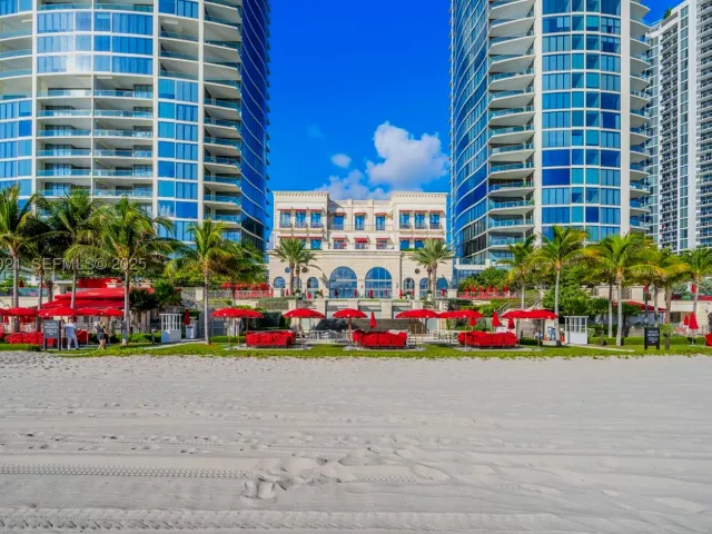 4-bedroom condo for sale in Sunny Isles Beach - 17901 Collins Ave 1002 - MondialRealty