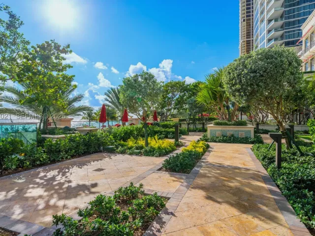 4-bedroom condo for sale in Sunny Isles Beach - 17901 Collins Ave 1002 - MondialRealty