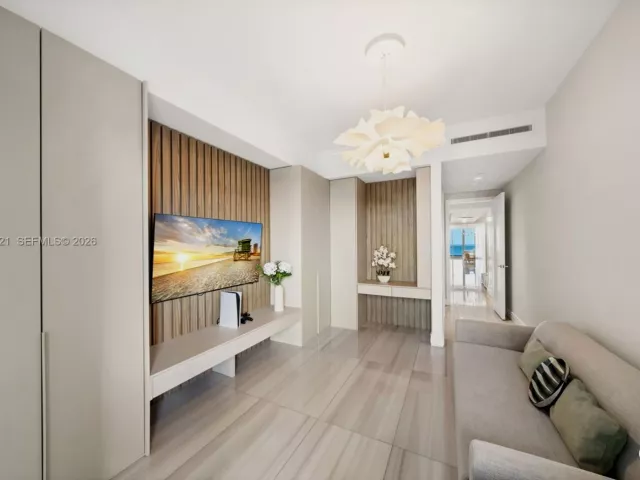 4-bedroom condo for sale in Sunny Isles Beach - 17901 Collins Ave 1002 - MondialRealty
