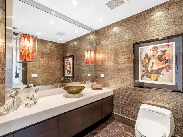 3-bedroom condo for sale in Bal Harbour - 10295 Collins Ave 1704 - MondialRealty