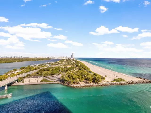 3-bedroom condo for sale in Bal Harbour - 10295 Collins Ave 1704 - MondialRealty