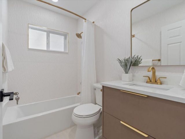 Home for rent at 1132 NE 3rd Avenue - photo 6901087