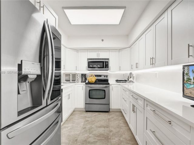 2-bedroom condo for sale in Aventura - 3600 Mystic Pointe Dr 311 - MondialRealty